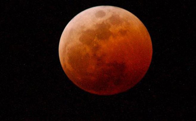 Eclipse tiñó la "luna de sangre". EFE archivo