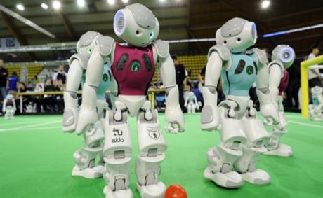 Robots futbolistas "entrenan" para enfrentarse a humanos. Robocup2014.org