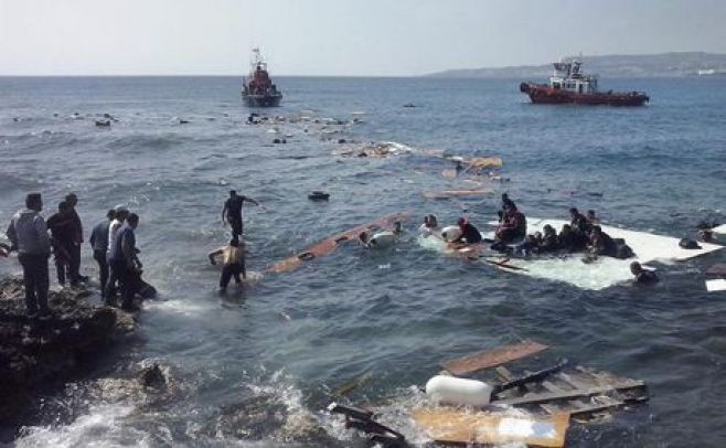 Inmigrantes indocumentados llegan a la playa de Zefyros en Rodas (Grecia). EFE