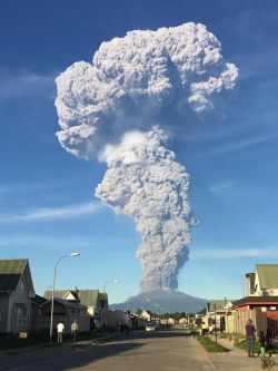 Chile sigue en alerta por erupción de volcán Calbuco; evacuan alrededores. EFE