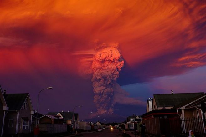 Chile sigue en alerta por erupción de volcán Calbuco; evacuan alrededores. EFE