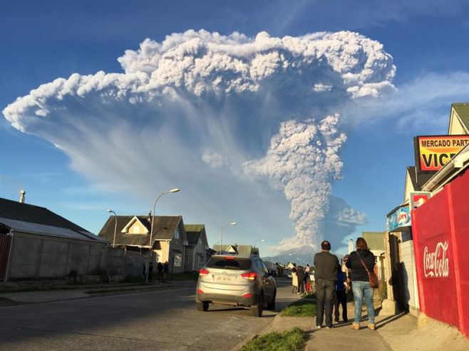 Chile sigue en alerta por erupción de volcán Calbuco; evacuan alrededores. EFE