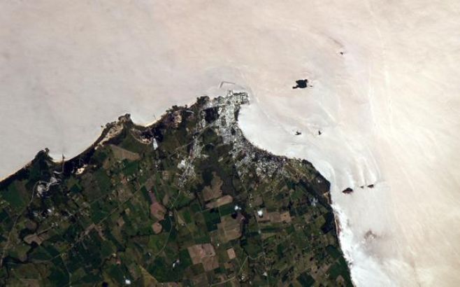 Colonia vista desde la Estación Espacial Internacional. @AstroSamantha