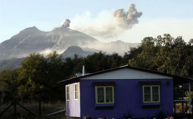 Es "altamente probable" que haya precipitaciones de cenizas del volcán. EFE