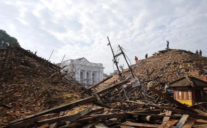 Miles de personas tratan de sobrevivir al caos en las calles de Katmandú