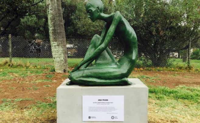 Inauguran escultura de Ana Frank en Parque de la Amistad Inauguran escultura de Ana Frank en Parque de la Amistad