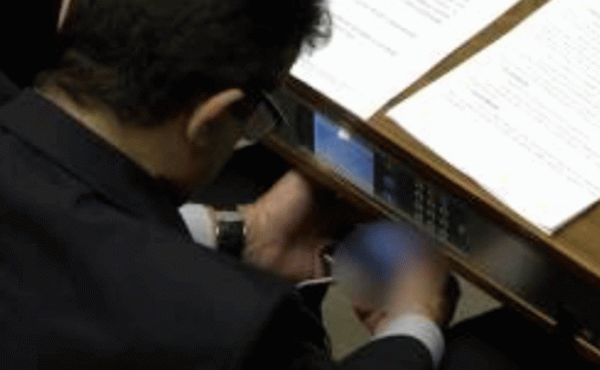 Captan a diputado brasileño viendo porno en plena sesión