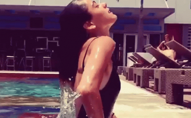 El sensual video de Martina Stoessel saliendo de la piscina El sensual video de Martina Stoessel saliendo de la piscina