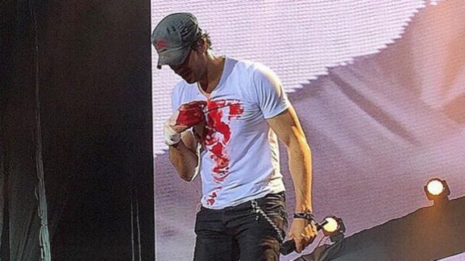 Tremendo accidente de Enrique Iglesias al agarrar un drone