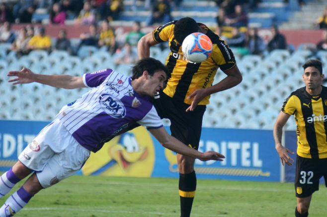 Pearol le gan 2-0 a Fnix. ©Pablo Vignali / adhocFotos