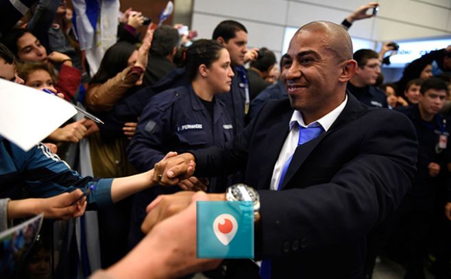 La Selección llegó a Chile; reviví la despedida en Carrasco. Foto original: Nicols Celaya/adhocfotos