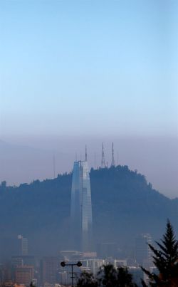 La impresionante polución que tiene en emergencia a Santiago. EFE