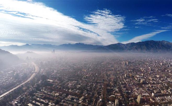 La impresionante polución que tiene en emergencia a Santiago. EFE