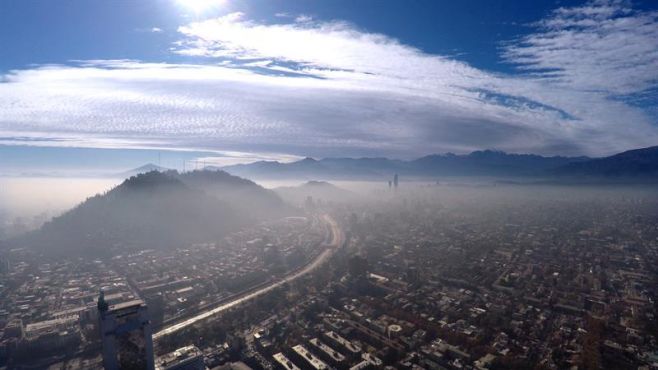 La impresionante polución que tiene en emergencia a Santiago. EFE