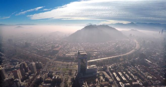 La impresionante polución que tiene en emergencia a Santiago. EFE