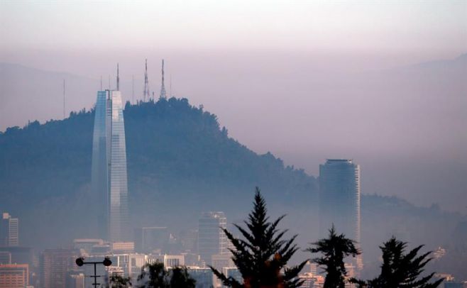 La impresionante polución que tiene en emergencia a Santiago. EFE