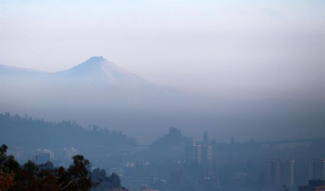 La impresionante polución que tiene en emergencia a Santiago. EFE