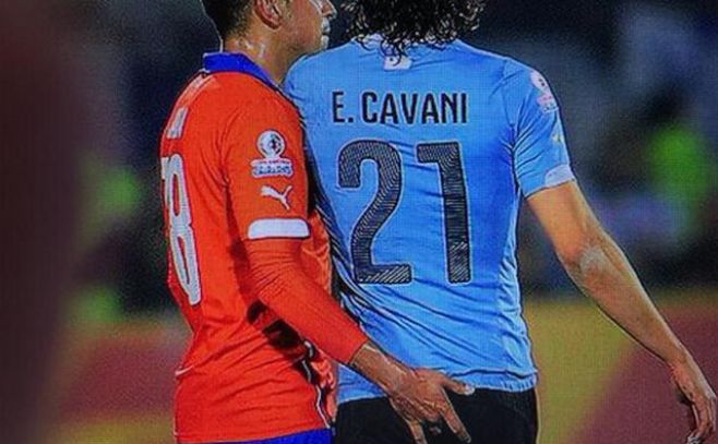 A Cavani le tocaron la cola, reaccionó y lo expulsaron