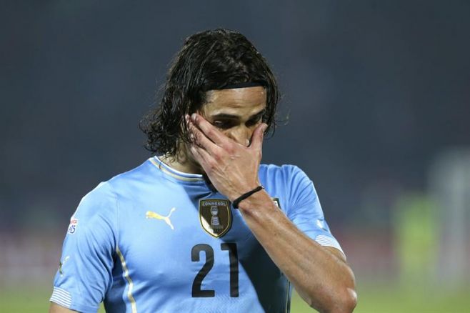 A Cavani le tocaron la cola, reaccionó y lo expulsaron. EFE