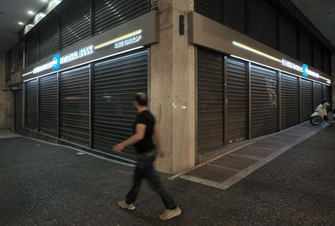 Grecia se sumerge en el caos financiero y ordena un "corralito". EFE