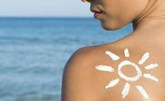 "Sunburn Art", la peligrosa moda de tatuarse con el sol