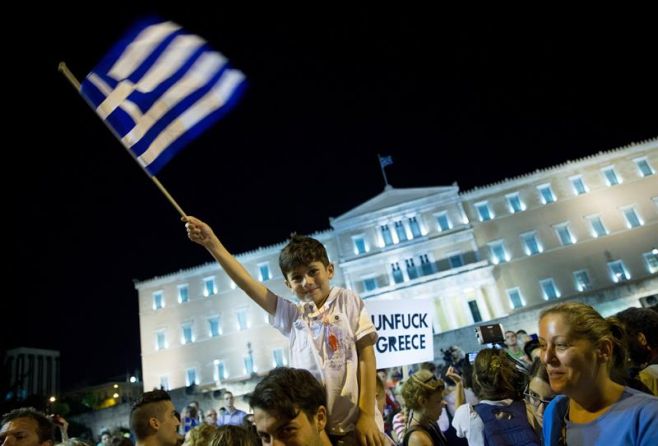 Festejos frente al Parlamento en Atenas. EFE