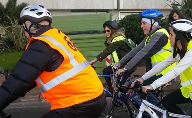 Daniel Martínez llegó en bicicleta para asumir la IMM. Manuel Jarovisky