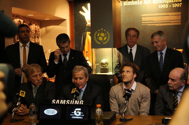 Forlán: "Esperemos que se vengan buenos momentos". Nicols Herrera