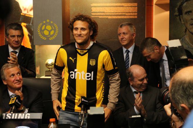 Forlán: "Esperemos que se vengan buenos momentos". Nicols Herrera