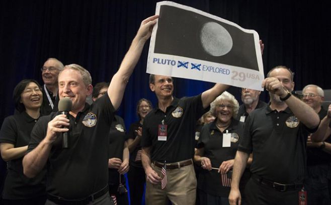 El investigador principal del programa New Horizons, Alan Stern (i), celebra que la nave espacial estadounidense. EFE