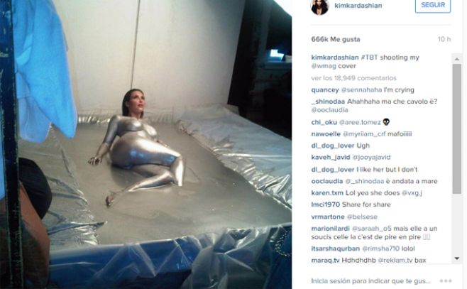 Kim Kardashian bañada en pintura plateada