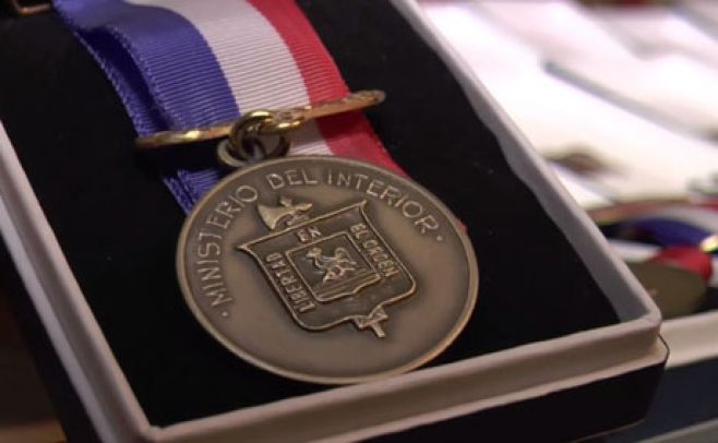 Condecoran a policías que trabajaron en casos de Milvana y empresario