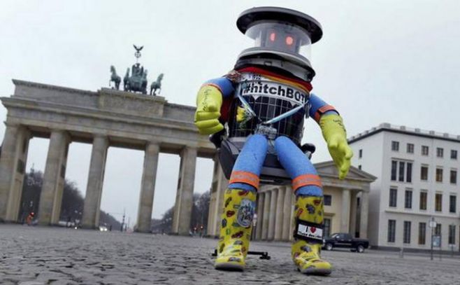 HitchBOT, el robot "asesinado" que dependía de los generosos