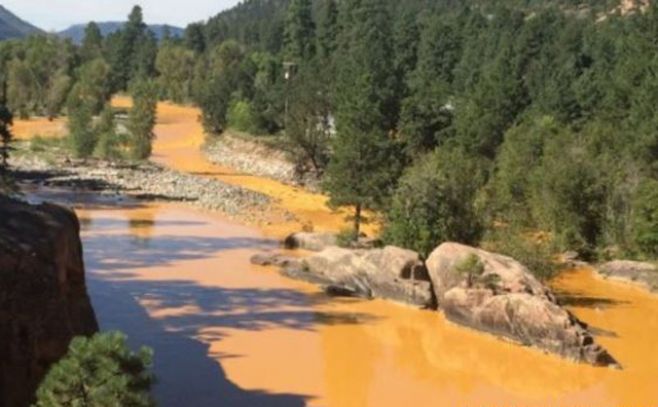 Derrame tóxico tiñe de amarillo un río de Colorado