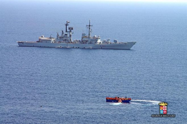 Buques de la Marina Militar italiana en una operaci�n de rescate. EFE