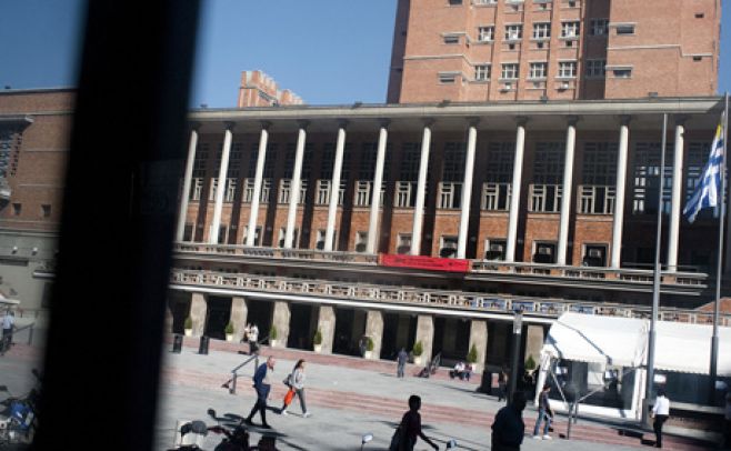 Funcionarios municipales contra despidos por clientelismo político