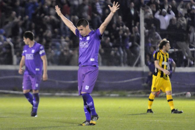 Defensor Sporting y Pearol en el Estadio Franzini.  Javier Calvelo © adhocFotos

. 