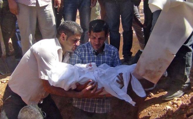 Abdul� Kurdi (c), padre de Aylan Kurdi, el ni�o sirio-kurdo de tres a�os, cuya muerte durante el traslado en bote de Turqu�a a Grecia se han convertido en todo un s�mbolo de la tragedia de los refugiados de Oriente Medio, durante el entierro de su hi. EFE Abdul� Kurdi (c), padre de Aylan Kurdi, el ni�o sirio-kurdo de tres a�os, cuya muerte durante el traslado en bote de Turqu�a a Grecia se han convertido en todo un s�mbolo de la tragedia de los refugiados de Oriente Medio, durante el entierro de su hi. EFE