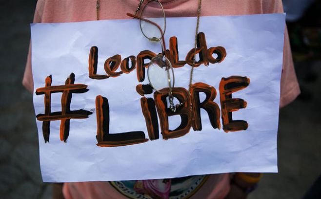  Seguidores del opositor venezolano Leopoldo Lpez, gritan consignas y se manifiestan con pancartas en Venezuela.. EFE