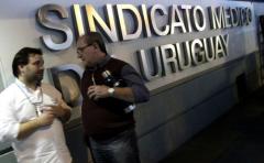 Paro en salud pública sigue vigente; privados levantan medida