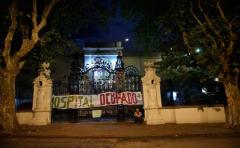 Nueva falla en protocolo de Hospital: preso le quitó el arma a un policía