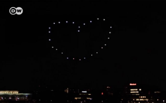 Drones luminosos: un espectáculo en cielos nocturnos