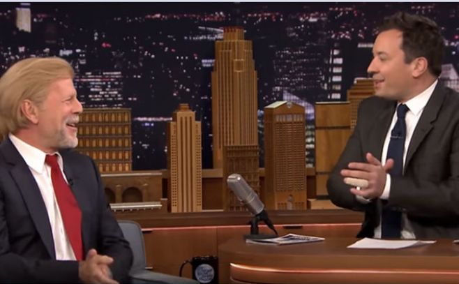 Bruce Willis con el pelo de Donald Trump