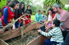 Niños de Fundación Teletón participan del armado y desarrollo de huerta