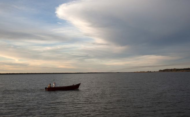 La Armada busca a niño desaparecido en aguas del río Negro