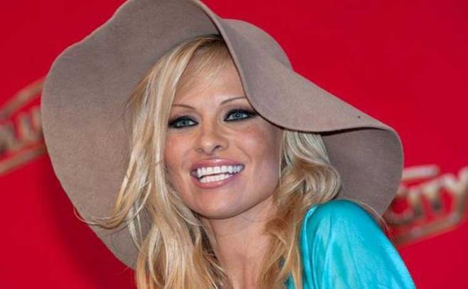 Pamela Anderson: se cura de su enfermedad y festeja sin pudor