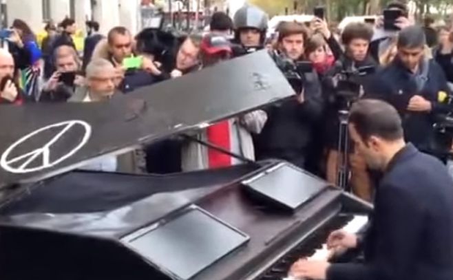 Pianista interpreta "Imagine" en las puertas de Bataclan