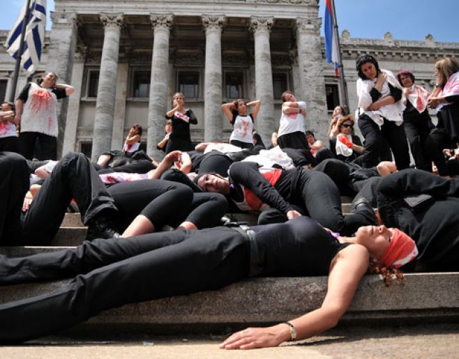 Performance del Colectivo Mujeres de Negro en el Da contra la Violencia de Gnero en la escalinata del Palacio Legislativo/ adhoc. 