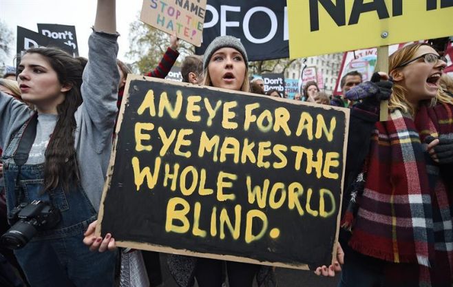 Cientos de británicos protestan en Londres contra ataque a Siria. EFE