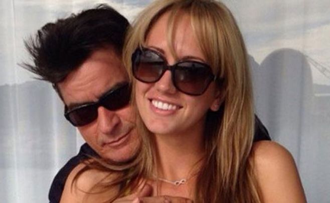 Exnovia acusa a Charlie Sheen de haberla obligado a abortar Exnovia acusa a Charlie Sheen de haberla obligado a abortar
